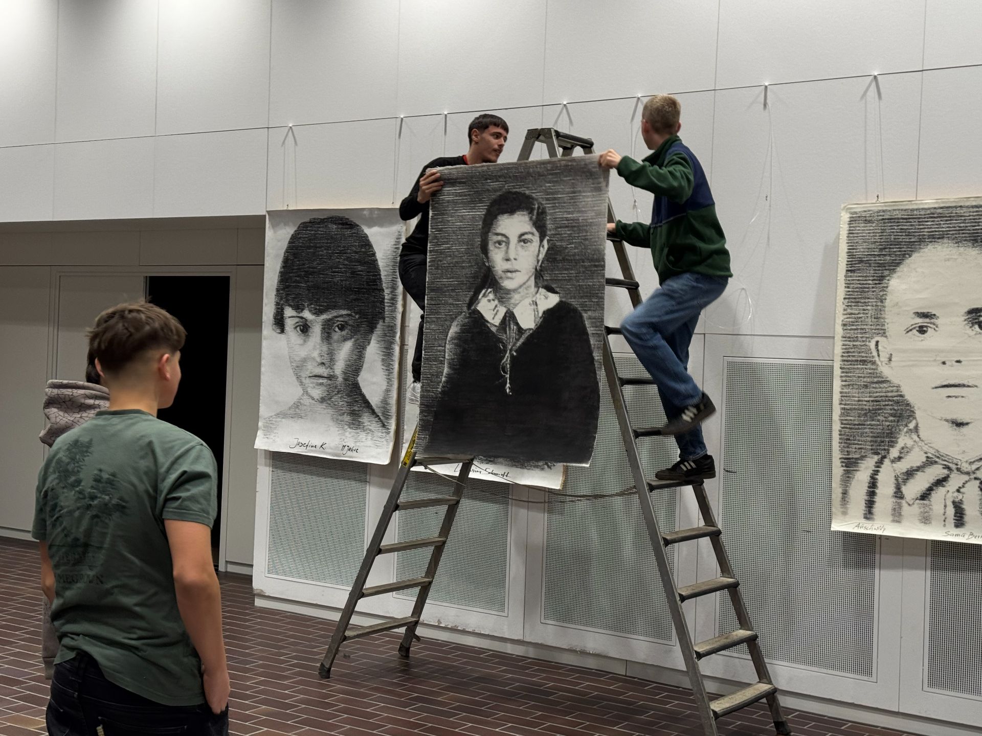 2025-01-27 Aufbau Ausstellung mit Schülern_Foto Bandi Koeck.jpeg
